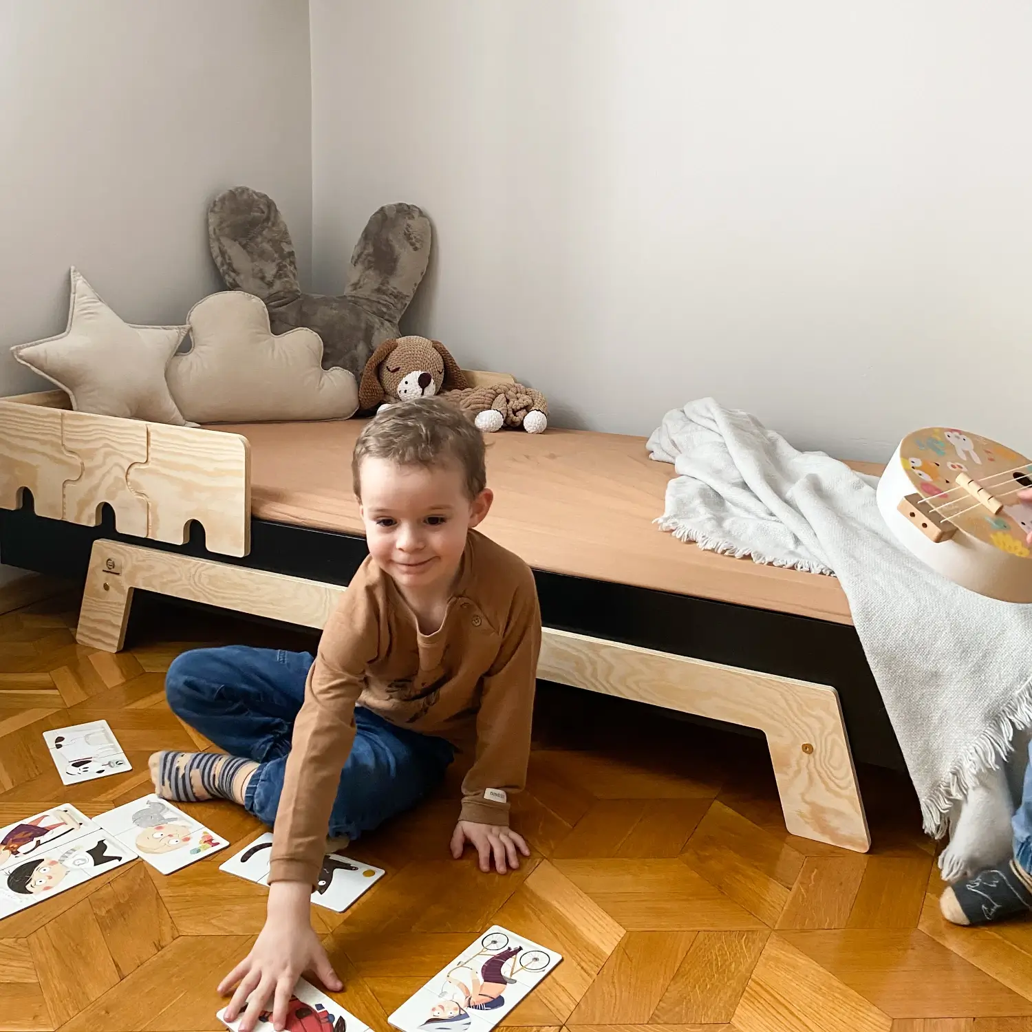 Łóżko pojedyncze dla dzieci z barierką i stelażem PUZZLE BR1 Montessori Drewniane